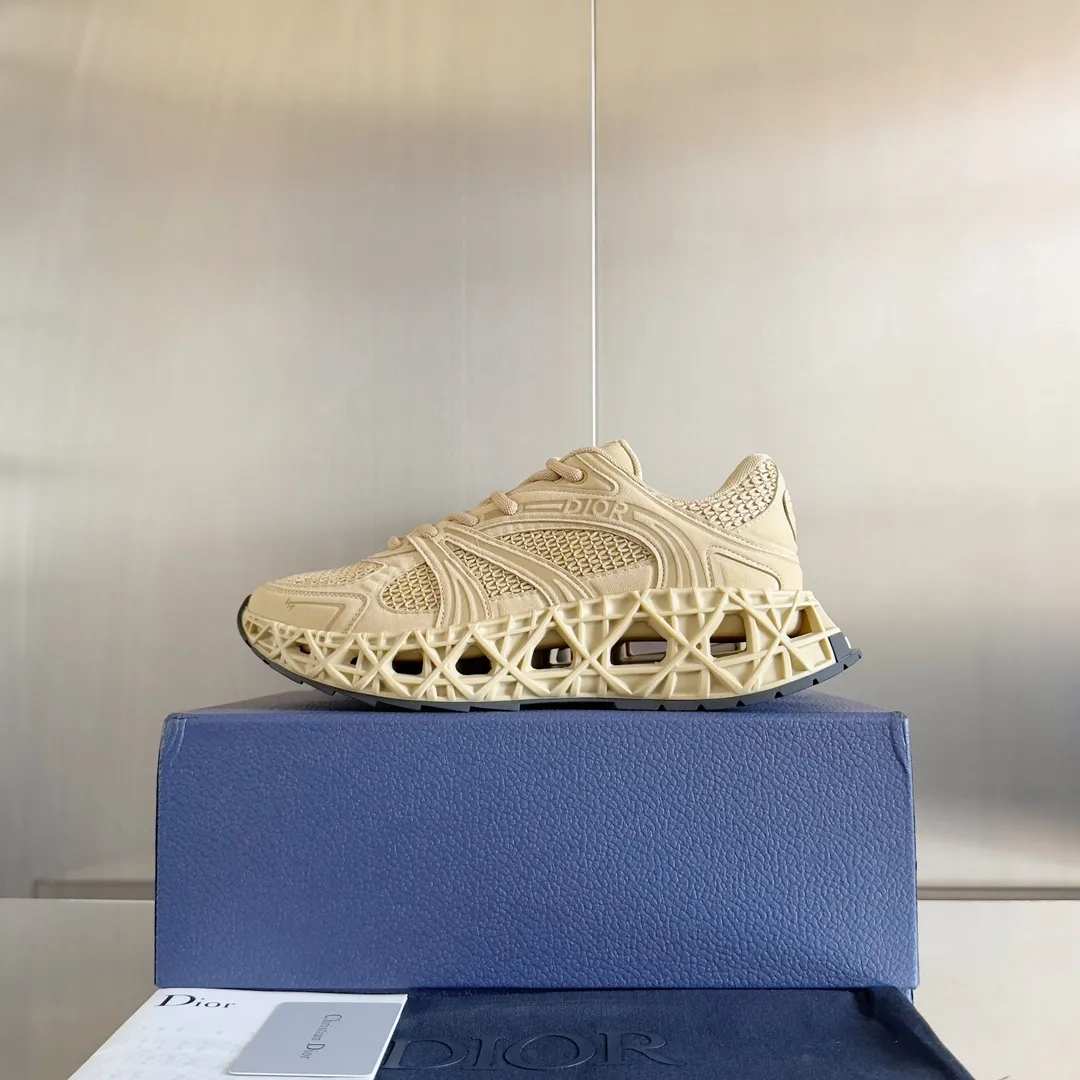 【DIOR】P:800💰 Men's 39-44. (Male 45.46 custom-made) Dior kawa Dior joint 2025ss casual sports shoes‼ ️ Reinterpret running shoes with dior’s haute couture style. b35 is made of fine-textured leather and mesh fabric materials. It can be worn in all seasons, is comfortable and breathable, and has many lines on the shoe body to outline details. It has a full retro three-dimensional feel and can create a casual look all year round!